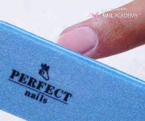 12. A felületet Perfect Nails 180-as kék bufferrel finomítom. 