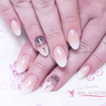 Akril díszítés babyboomer körmön 
 Akril díszítés babyboomer körmön