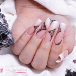 Akril díszítés babyboomer körmön
Akril díszítés babyboomer körmön