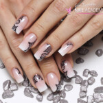 Akril díszítés babyboomer körmön
Akril díszítés babyboomer körmön